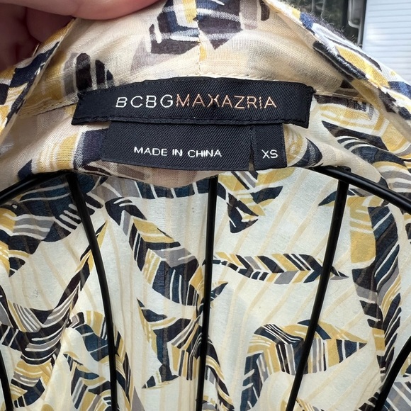 BCBGMAXAZRIA Womens
Floral Print V-Neck Top Blouse - Picture 7 of 9